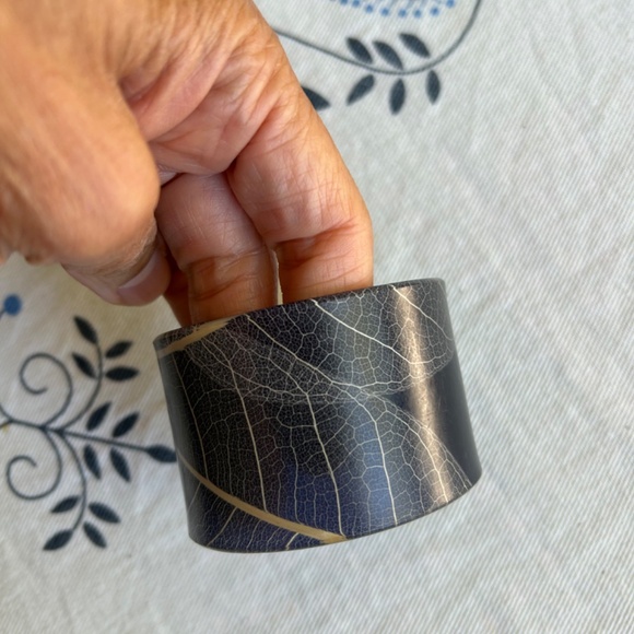 Resin cuff bracelet - cream & off-white - Picture 6 of 8